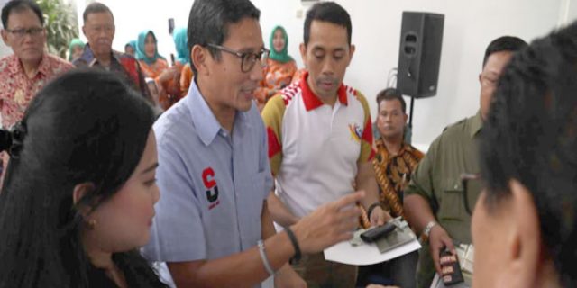 Bantu Warga Miskin DKI, Sandiaga Dan Kamrussamad Bantu 10 Ambulan Gratis