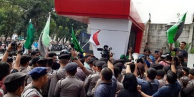 Tolak RUU KPK, HMI Bentrok Dengan Polisi Di KPK