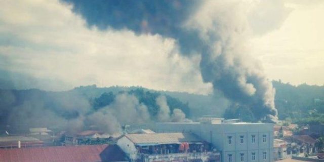 Mencekam, Papua Makin Membara : Rusuh Meluas Hingga Jumat Dini Hari, Ribuan Warga Mengungsi ke Markas TNI