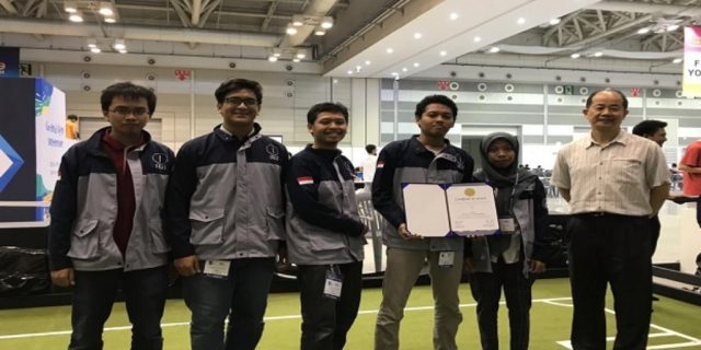 Tim Robot ITS Rebut 14 Penghargaan FIRA di Korea