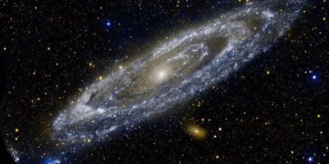 Lubang Hitam Bersinar Terang, Para Ilmuan Menjadi Bingung