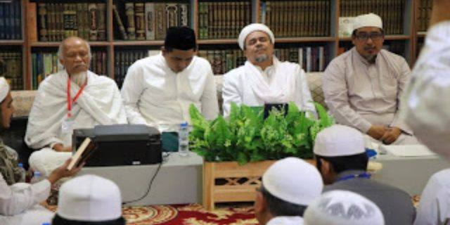 Keluarga Besar Mbah Maimoen Silaturahmi Ke Kediaman Habib Rizieq Di Mekkah