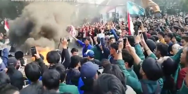 Demo Mahasiswa di Bandung Ricuh, Aparat Represif, 92 Mahasiswa Terluka