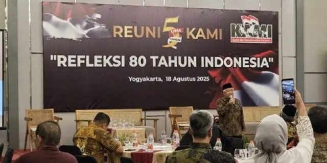 Bunga Rampai KAMI di Usia 5 Tahun: Jangan Berhenti Tangan Mendayung, Nanti Arus Membawamu Hanyut