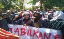 Peringati Hari Tani, Demo Mahasiswa Di Depan Gedung DPRD NTB Ricuh, Seorang Mahasiswa Jadi Korban