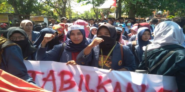 Peringati Hari Tani, Demo Mahasiswa Di Depan Gedung DPRD NTB Ricuh, Seorang Mahasiswa Jadi Korban