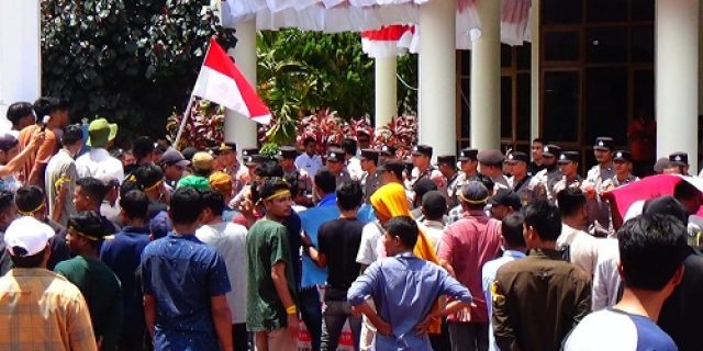 Di Hadapan Massa, Pemkab Aceh Selatan Minta Waktu Tujuh Hari Siapkan Rekomendasi Pencabutan Izin Tambang PT BMU
