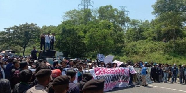 Aksi Nasional, Mahasiswa UTM Madura Blokade Jembatan Suramadu Aksi Nasional, Mahasiswa UTM Madura Blokade Jembatan Suramadu
