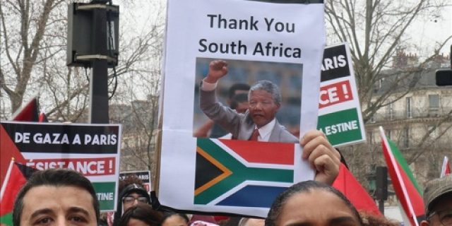 Demonstran menuntut gencatan senjata di Gaza meskipun cuaca dingin di Paris