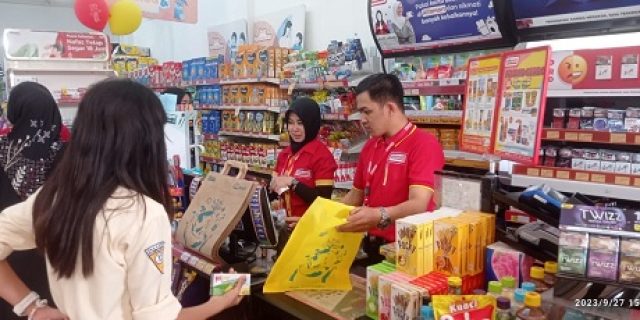 Perusahaan Ritel Alfamart Membagikan Ratusan Tas Go Green Gratis
