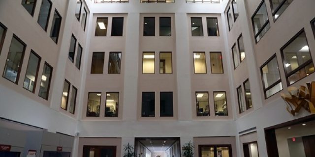 Alumni Harvard Turun Gunung Membantu Alma Maternya Melawan Trump.