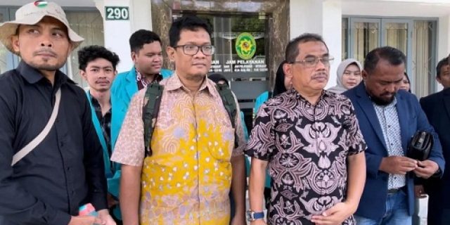 Kubu Alumni UGM Tantang Andi Aswan, Minta Salinan Ijazah Jokowi Dibawa Ke PN Solo Kubu Alumni UGM Tantang Andi Aswan, Minta Salinan Ijazah Jokowi Dibawa Ke PN Solo