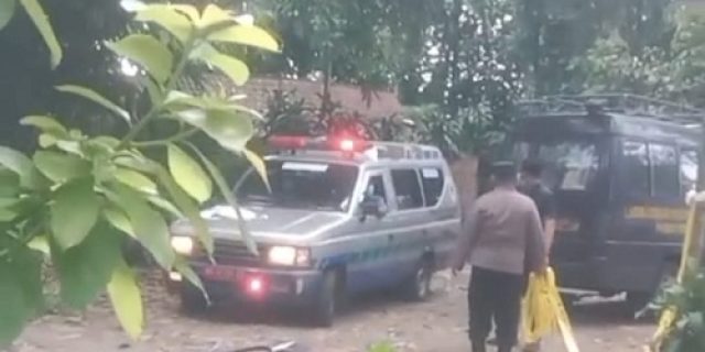 Sadis, di lereng Gunung Kelud Kediri, seorang guru bersama isteri dan 2 anaknya dibantai. Apa motifnya??