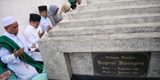 Gali Inspirasi Perjuangan, Pasangan AMIN Ziarah ke Makam Pangeran Diponegoro Gali Inspirasi Perjuangan, Pasangan AMIN Ziarah ke Makam Pangeran Diponegoro