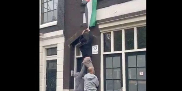 Hooligan Israel menargetkan simbol-simbol Palestina, memicu ketegangan di Amsterdam Hooligan Israel menargetkan simbol-simbol Palestina, memicu ketegangan di Amsterdam