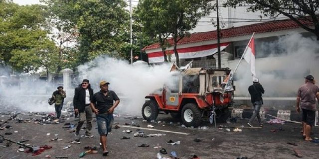 Amok: Kekerasan Sosial Dari Frustasi Kolektif Amok: Kekerasan Sosial Dari Frustasi Kolektif