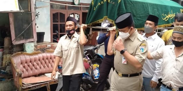 Tidak Terhitung Anies Ikut Memikul Jenazah Rakyat dan Karyawan DKI