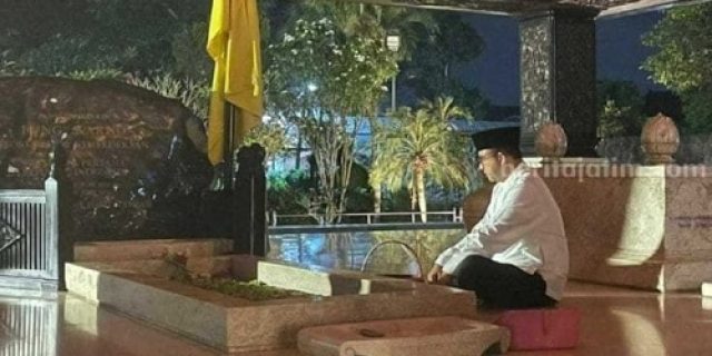 Anies Baswedan Ziarah ke Makam Bung Karno di Blitar Anies Baswedan Ziarah ke Makam Bung Karno di Blitar
