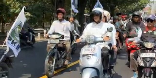 Konvoi Dari Stadion Jombang ke Denanyar, Anies Bonceng Muhaimin Naik Vespa