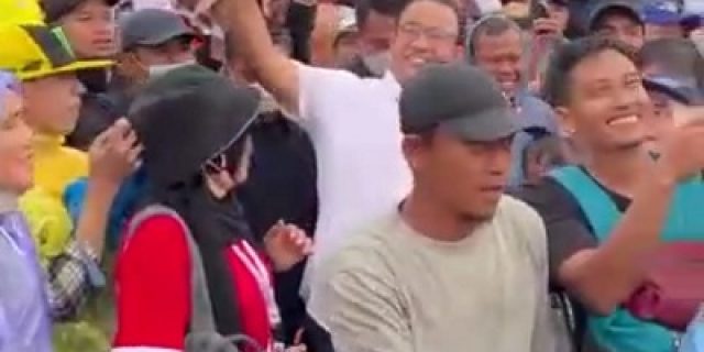 Anies Hadir di Mandalika, Dielukan Warga: “Bang Anies Presiden, Bang Anies RI Satu” Anies Hadir di Mandalika, Dielukan Warga: “Bang Anies Presiden, Bang Anies RI Satu”