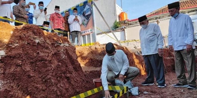 Anies Melakukan Peletakan Batu Pertama Pembangunan Masjid Baabul Khairat
