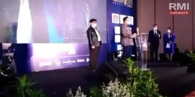 Anies Terima Penghargaan “Best Of The Best Leaders 2021”