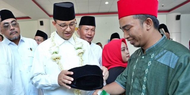 Mendarat di Sumenep, Anies-Cak Imin Dihadiahi Songkok Produksi Santri