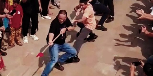 Sama dengan Kita Sebagai Rakyat Biasa, Anies Baswedan Ikut Lomba 17 Agustus Bersama Warga, Kalah Lawan Pak RT Sama dengan Kita Sebagai Rakyat Biasa, Anies Baswedan Ikut Lomba 17 Agustus Bersama Warga, Kalah Lawan Pak RT