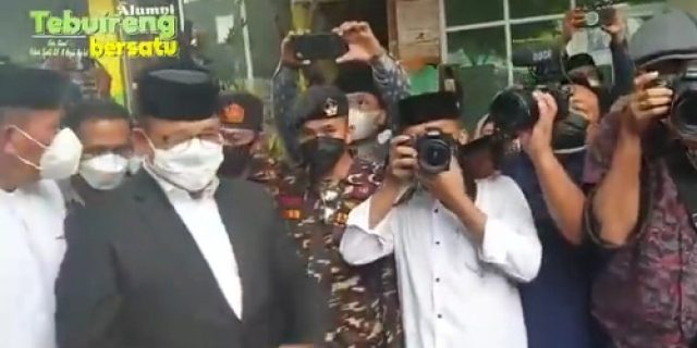 Silaturahmi, Anies Disambut Meriah Dan Dielu-elukan Alumni PP Tebuireng