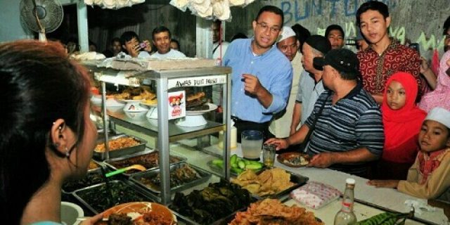 Lahap, Anies Makan di Warteg Lauk Tempe Orek Tanpa Lengkuas