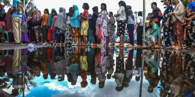 Contradictio In Terminis – Ayam Mati Di Lumbung Padi Contradictio In Terminis – Ayam Mati Di Lumbung Padi