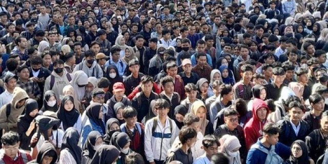 Mbludaknya Pencari Kerja Mbludaknya Pencari Kerja