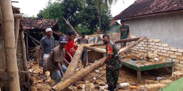 Babinsa 0826-01 Bersama Warga Gotong Royong Bersihkan Puing Rumah Yang Roboh Diterpa Hujan Disertai Angin Kencang