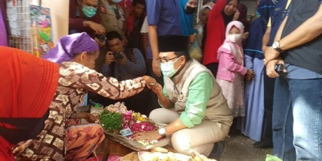 Menjelang Hari Raya Idul Fitri, Bupati Baddrut Tamam Pantau Harga Bahan Pokok Di Pasar Tradisional Pamekasan Menjelang Hari Raya Idul Fitri, Bupati Baddrut Tamam Pantau Harga Bahan Pokok Di Pasar Tradisional Pamekasan