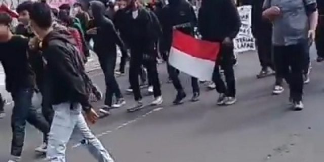 Tolak PPKM Mahasiswa Bandung Teriakkan “Revolusi..”, Minta Korupsi Anggaran Covid-19 Diusut Tolak PPKM Mahasiswa Bandung Teriakkan “Revolusi..”, Minta Korupsi Anggaran Covid-19 Diusut