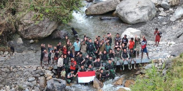 Satgas Yonif 433/JS Melakukan Pembangunan Jembatan Penghubung Antar-Distrik di Papua Sebagai Simbol Pengabdian Prajurit TNI