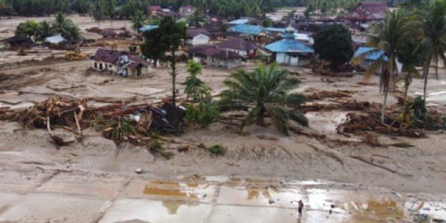 Satu juta orang dievakuasi di Indonesia karena jumlah korban tewas akibat banjir melampaui 600 Satu juta orang dievakuasi di Indonesia karena jumlah korban tewas akibat banjir melampaui 600