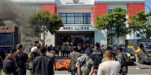 Demo Gabungan LSM di Kediri: Bank Daerah Kabupaten Kediri Dikepung Ratusan Massa karena Kasus Debt Collector yang ‘Nakal’!