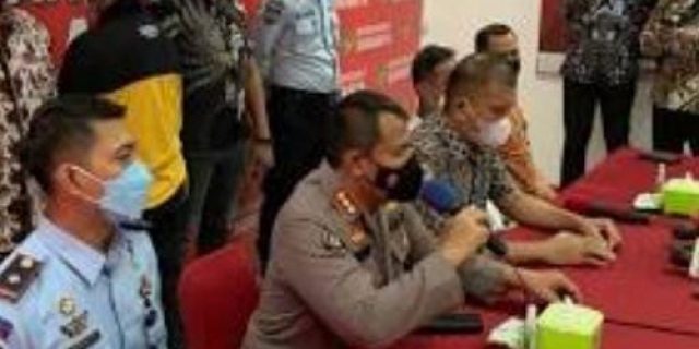 Anak Kiai Jombang Tersangka Pencabulan Santriwati Akhirnya Menyerahkan Diri Dikepung Polisi Seharian.
