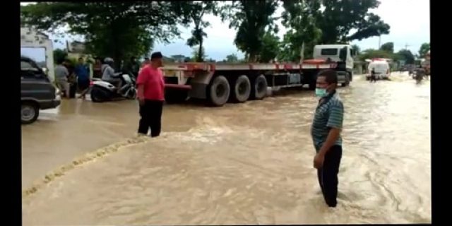 Banjir setinggi 60 cm genangi rumah warga dan macetkan jalan raya