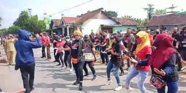 Polres Nganjuk Menurunkan Tim Keamanan ke Desa Ngronggot, Terkait Unjuk Rasa Aliansi Lima Jari