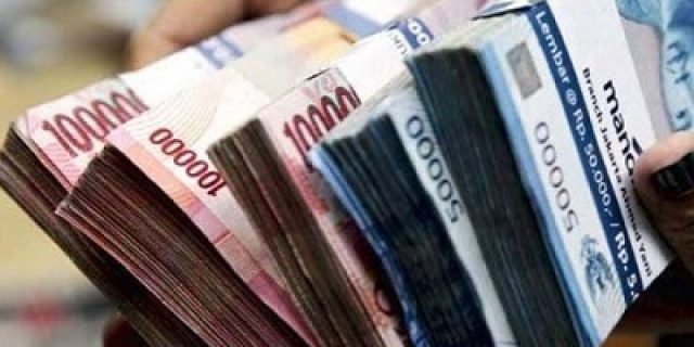 Praktik rentenir dengan modus menjual baju dan barang-barang merajalela di Kecamatan Kertosono Kabupaten Nganjuk, terancam dilaporkan Polisi