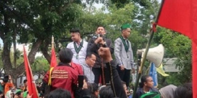 Dihadapan Ribuan Demonstran Ketua DPRD Teken Penolakan Kenaikan BBM Dihadapan Ribuan Demonstran Ketua DPRD Teken Penolakan Kenaikan BBM