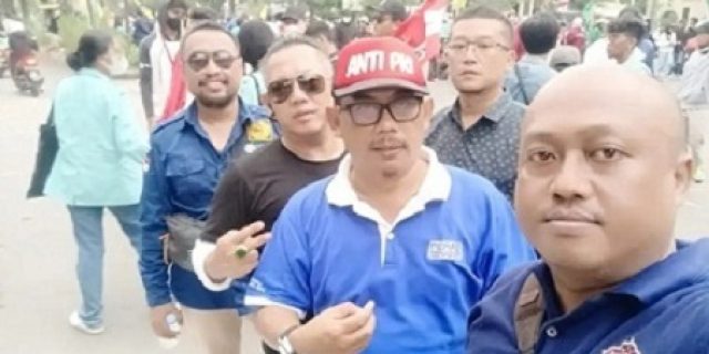 Ketua DPRD Solo Teken Tuntutan Rakyat Menolak Kenaikan Harga BBM Ketua DPRD Solo Teken Tuntutan Rakyat Menolak Kenaikan Harga BBM