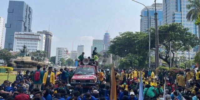 Aksi Mahasiswa : 7 Tahun Jokowi Mahasiswa Tuntut Presiden Buktikan Janji Aksi Mahasiswa : 7 Tahun Jokowi Mahasiswa Tuntut Presiden Buktikan Janji