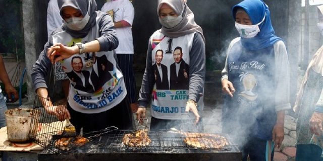 Kompak! BHS-Taufiq Beserta Istri Bakar Ikan Bareng Nelayan