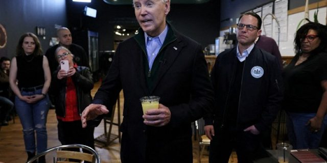 Apakah Biden melanggar hukum dengan memerintahkan serangan udara di Yaman?