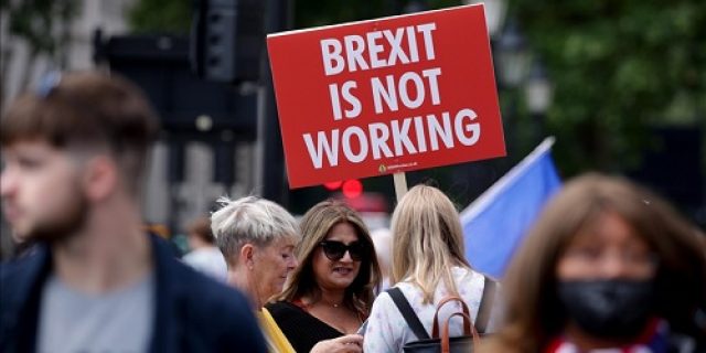 Gubernur Bank of England mengatakan Brexit “membebani” ekonomi Inggris