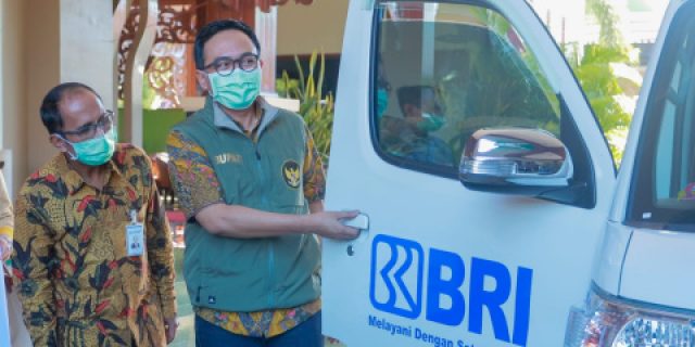 BRI Salurkan CSR berupa 1 Unit Mobil untuk Pelakunya IKM di Pamekasan