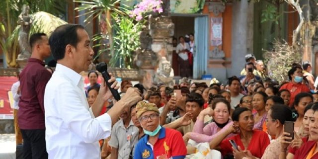Presiden Serahkan Langsung Bantuan Tahap II BULOG Untuk Warga Bali
